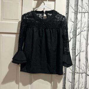 BLACK LACE BELL SLEEVE DREAS SHIRT-SMALL